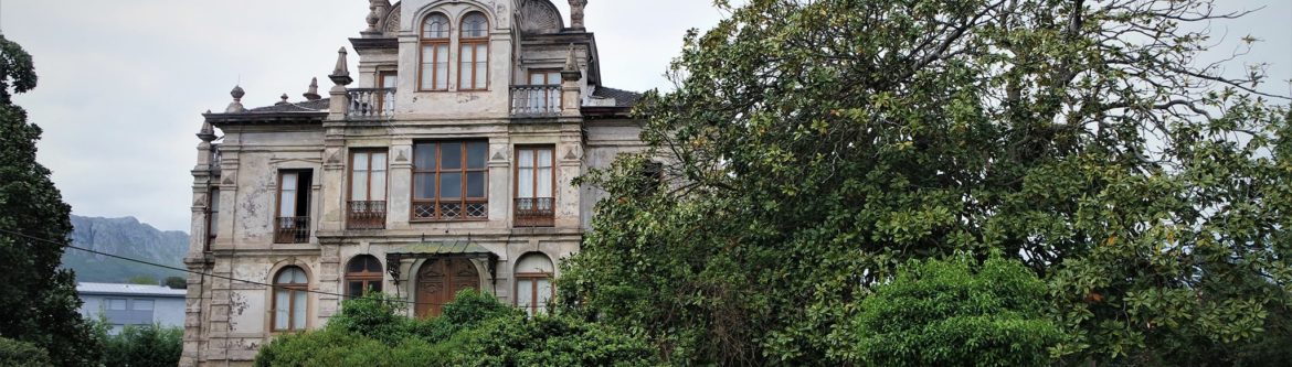 Casa de El Orfanato en Llanes. lugares de películas en Llanes