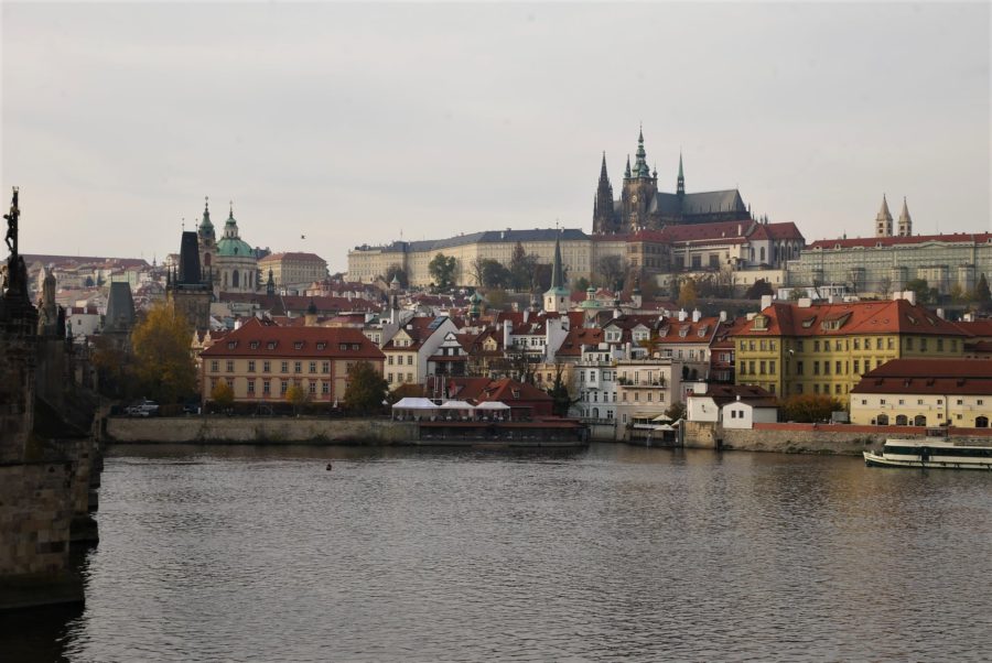 El castillo de Praga desde el puente de Carlos, ruta por 3 ciudades checas