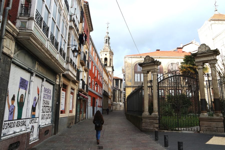 La ciudad pintada: Vitoria en un dÃ­a, murales, pintxos y la catedral de Â«Un mundo sin finÂ»